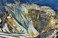 Pemandangan dari kawah pertambangan terbuka