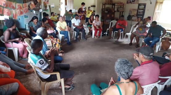 Sekelompok peserta duduk melingkar di atas kursi plastik di sebuah ruangan